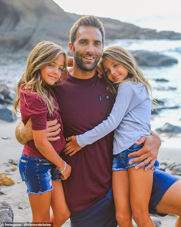 El padre Las gemelas que se hicieron famosas cuando eran niñas