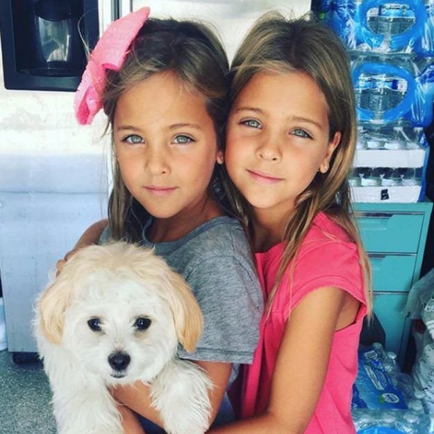 El perro Las gemelas que se hicieron famosas cuando eran niñas