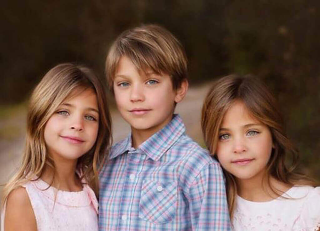 Hermano gana popularidad Las gemelas que se hicieron famosas cuando eran niñas