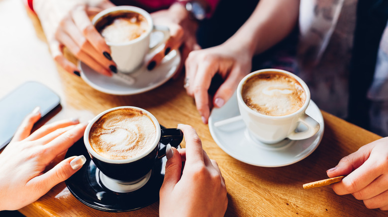 Pasas más tiempo en el baño Lo que realmente le sucede a tu cuerpo cuando bebes café