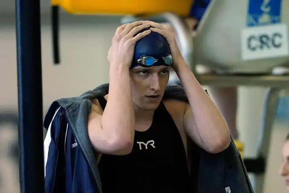 Trump pide retirar premios a nadadora trans y disculpa a deportistas