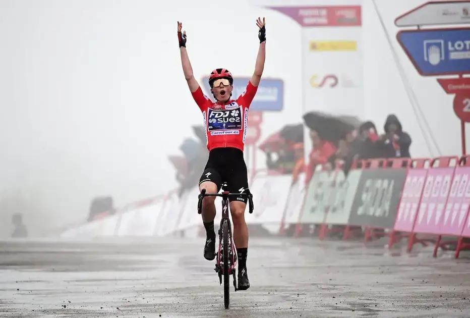 Demi Vollering se consagra campeona en la Vuelta Femenina 2025