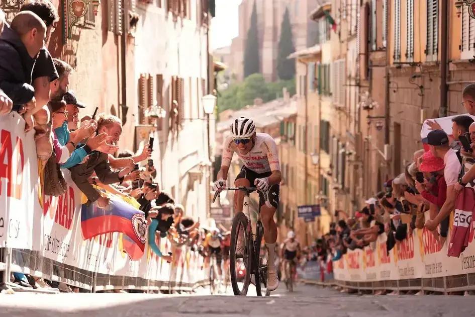 Juan Ayuso celebra su lucha en el Giro con respeto hacia sus compañeros