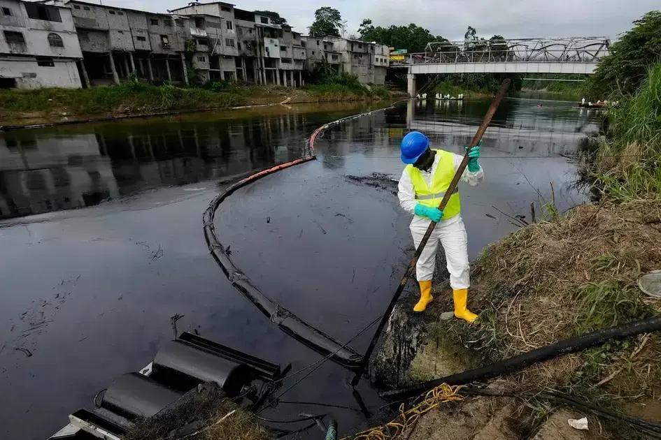 La emergencia ambiental en Ecuador por el derrame de petróleo sigue sin resolverse