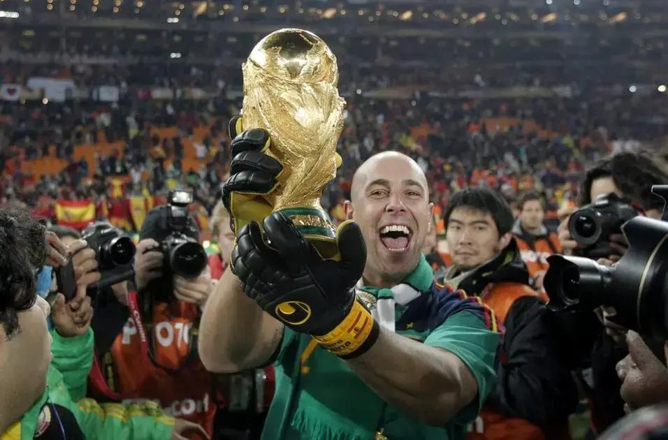 Pepe Reina se despide del fútbol y emprende nueva aventura en Villarreal
