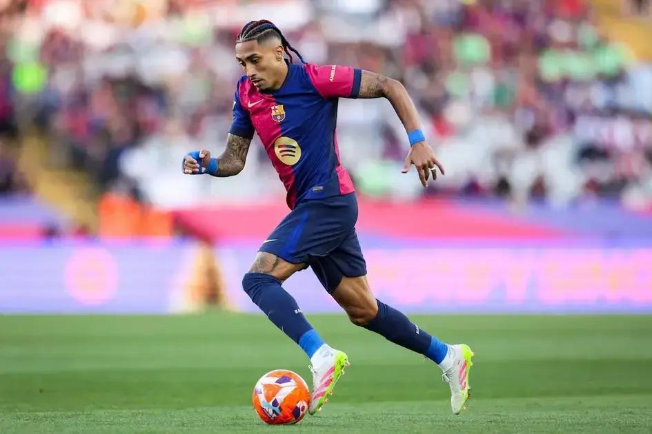 Raphinha renueva con el Barcelona hasta 2028 y se convierte en estrella