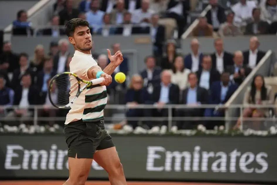 Carlos Alcaraz avanza a semifinais de Roland Garros com vitória convincente