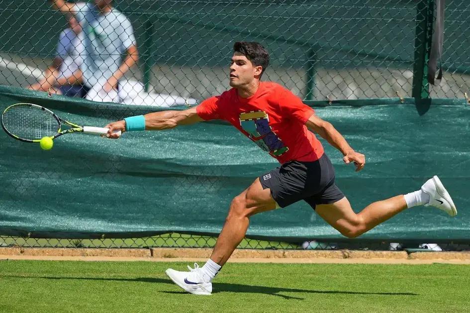 Carlos Alcaraz inicia su camino en Wimbledon 2025 contra Fabio Fognini
