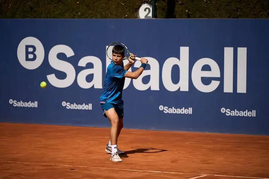 Jaime Alcaraz brilla como campeón infantil no dia da vitória de Carlos em Roland Garros