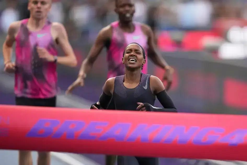Kipyegon se queda a solo 6 segundos de correr una milla en menos de 4 minutos