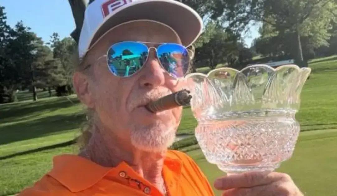 Miguel Ángel Jiménez celebra su victoria en el Campeonato Mayor con 61 años