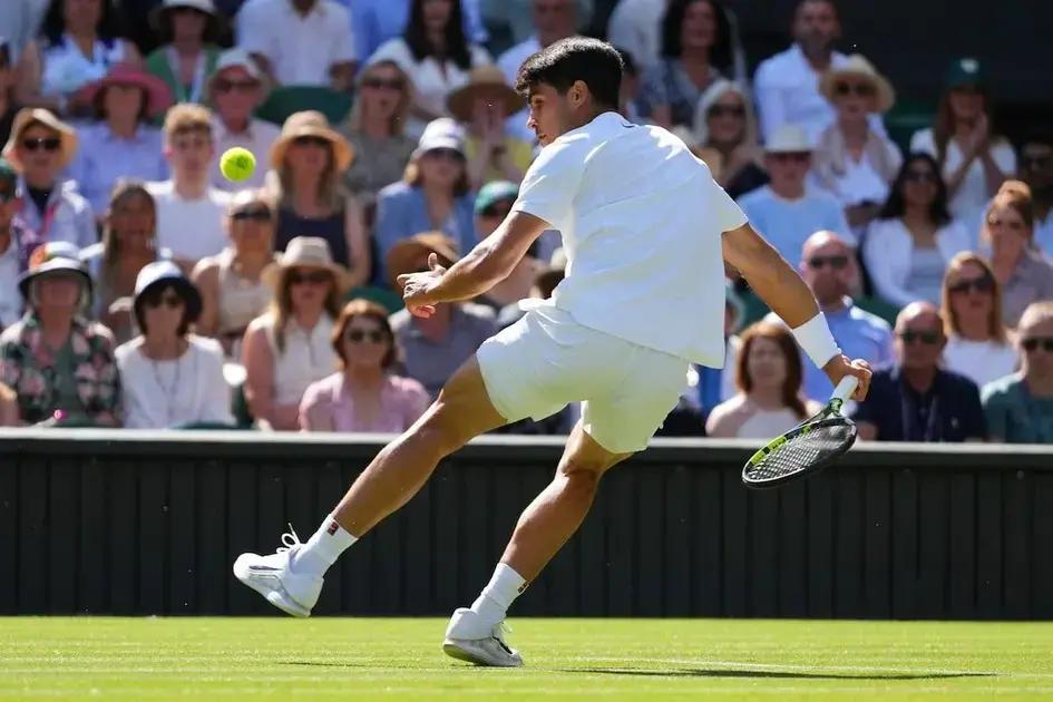 Carlos Alcaraz ganó con autoridad en Wimbledon ante Oliver Tarvet