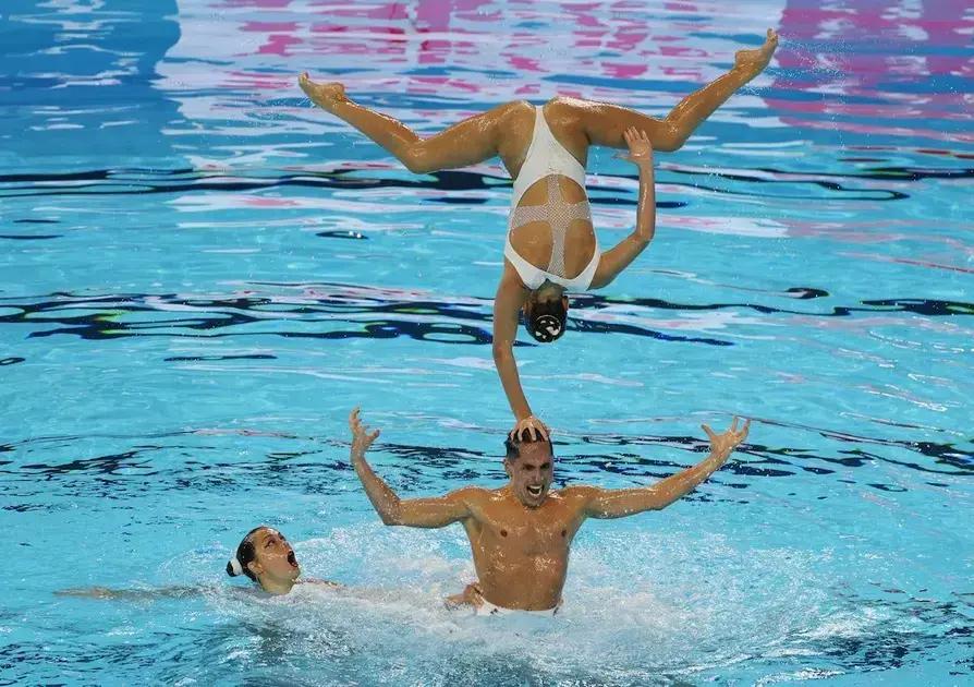 Dennis González gana bronce en equipo acrobático e faz história
