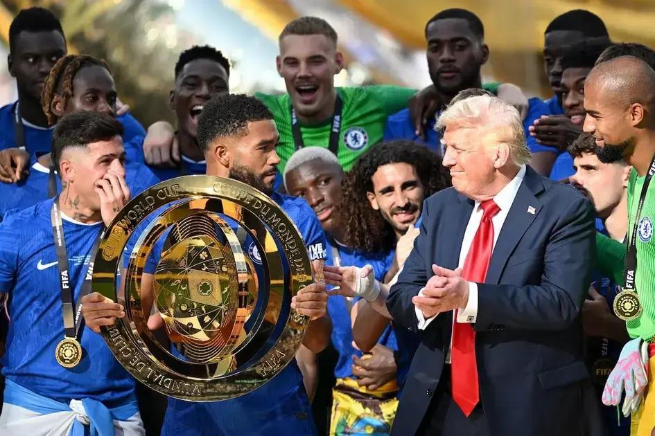Donald Trump mantiene el trofeo del Mundial de Clubes en la Casa Blanca