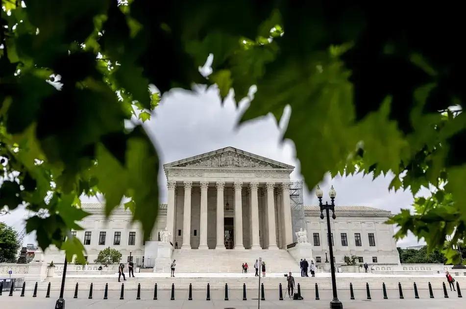El Supremo de Estados Unidos permite a Trump reanudar despidos masivos