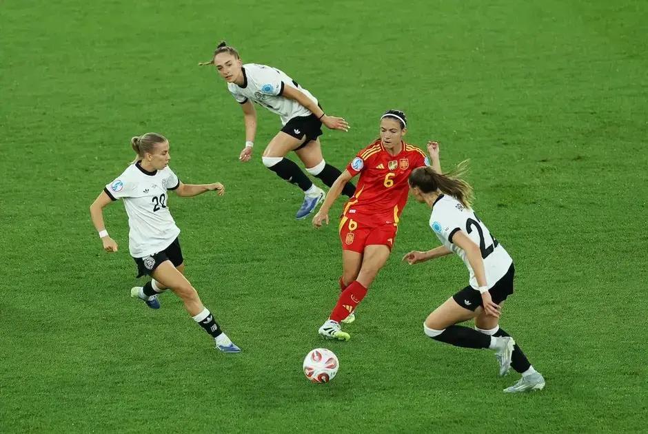 El trío imbatible: Putellas, Guijarro y Bonmatí brillan en la Eurocopa