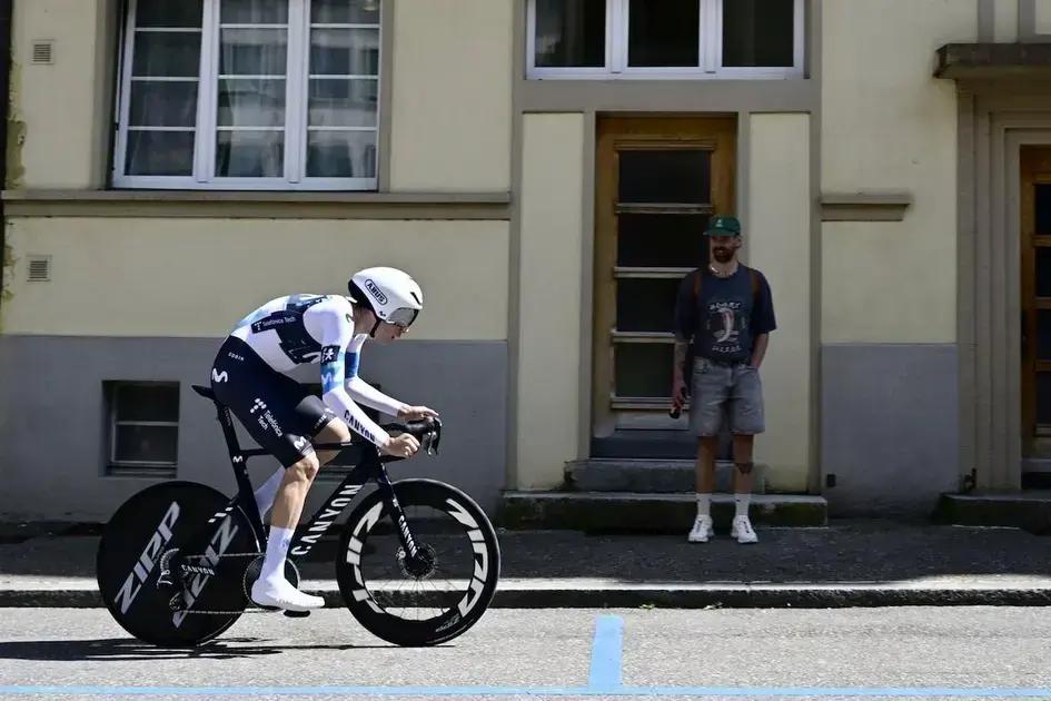 Iván Romeo y su innovador casco en el Tour de Francia 2025