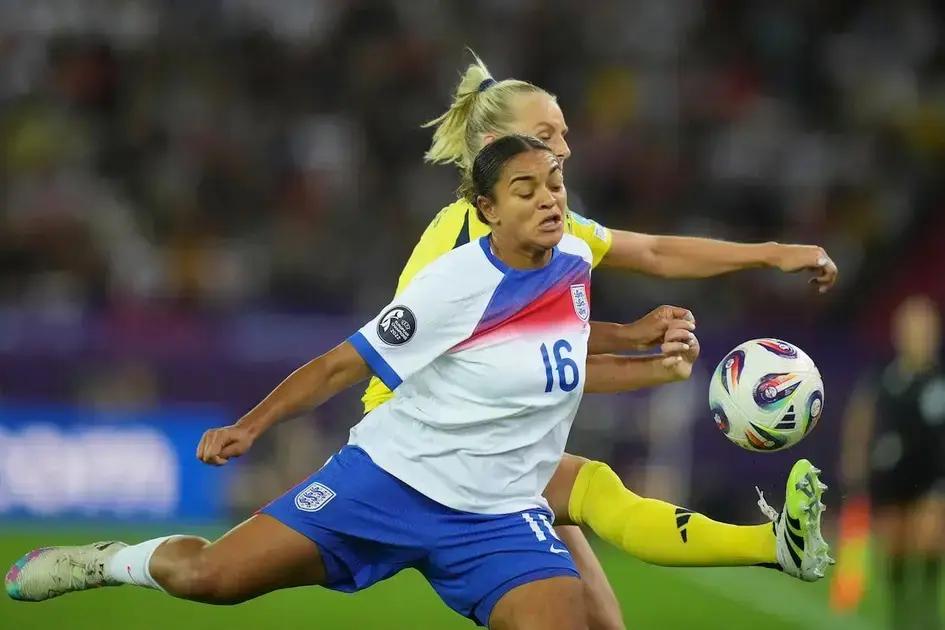 Jess Carter denuncia insultos racistas durante la Eurocopa 2025