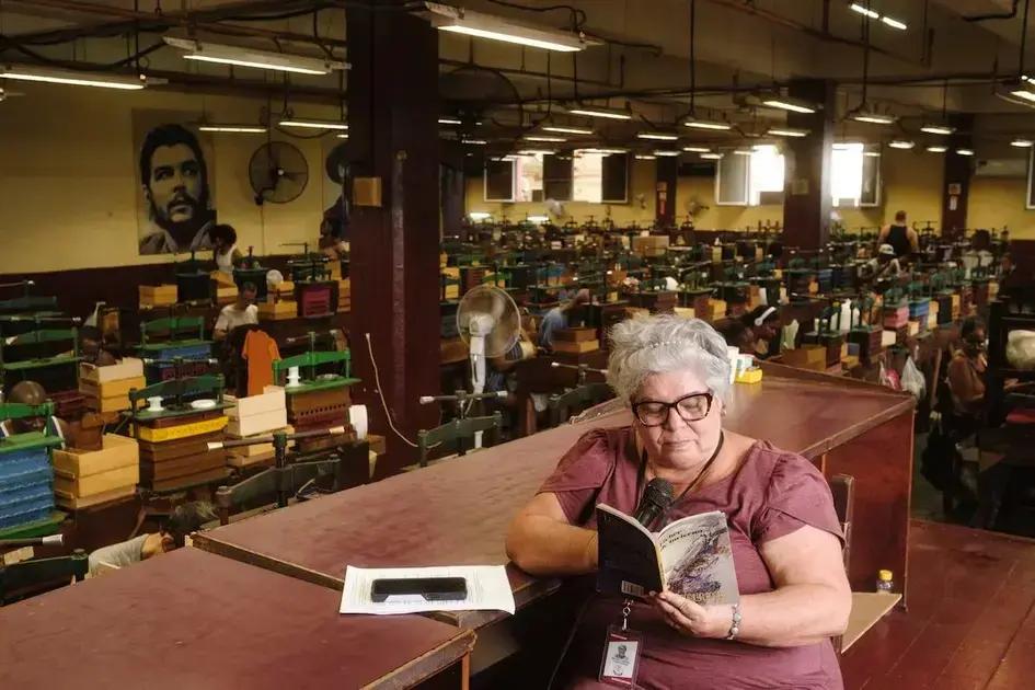 Las lectoras de tabaquería: voces que dan vida a los habanos en Cuba