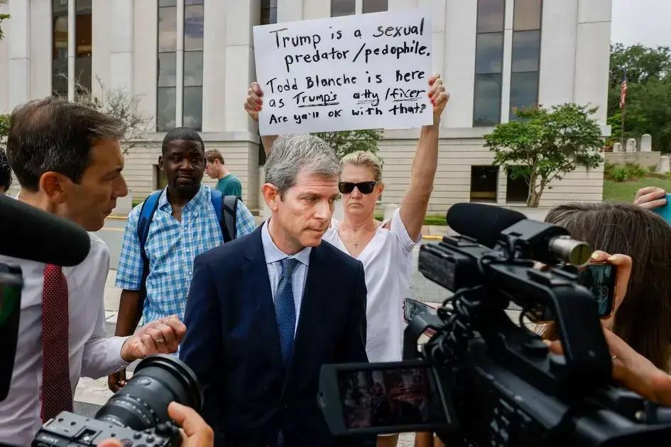 Trump niega saber sobre la lista de Epstein y considera indulto a Maxwell