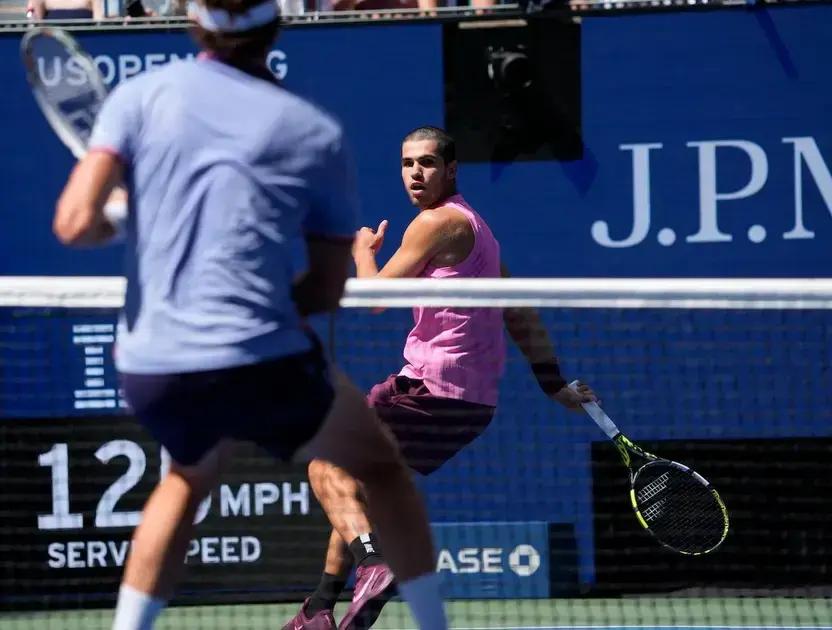 Carlos Alcaraz avanza a cuartos de final en el US Open 2025