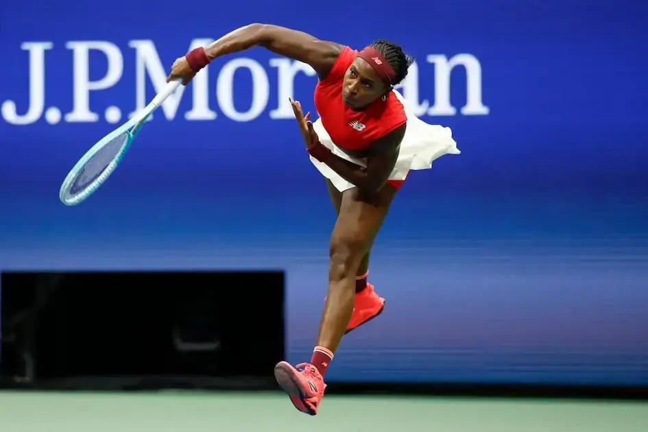 Coco Gauff avanza con tensión en el US Open 2025
