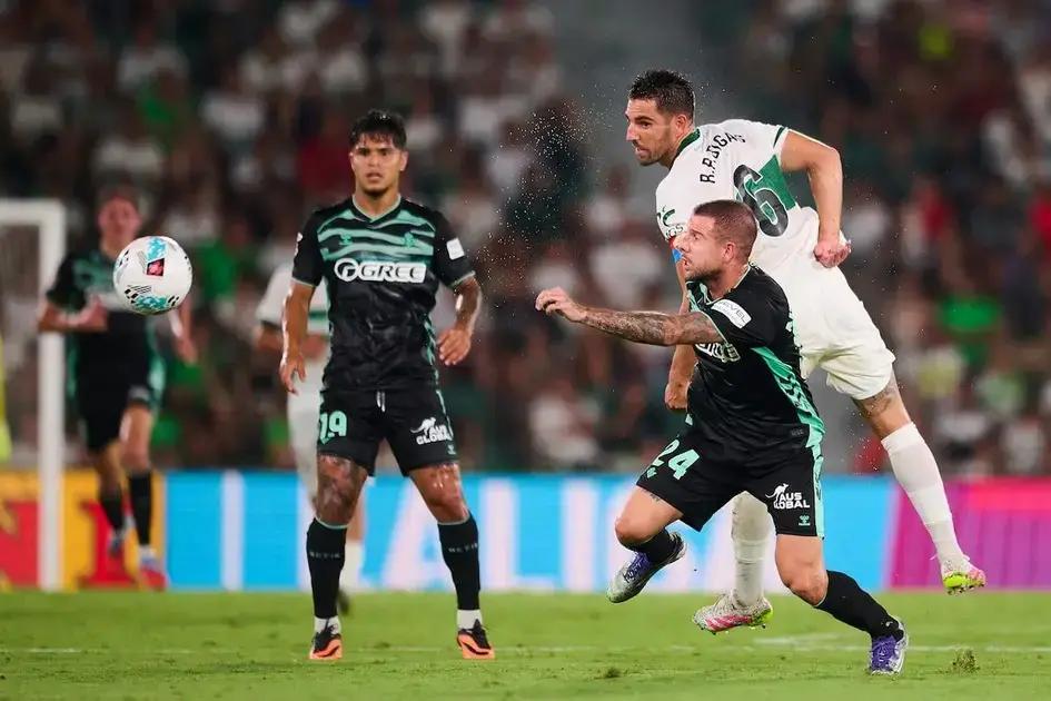 El Elche empata con el Betis en un partido lleno de contradicciones