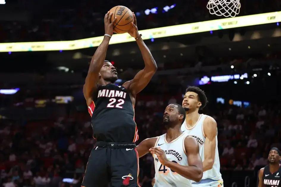 Exempleado de Miami Heat acusado de vender camisetas usadas robadas