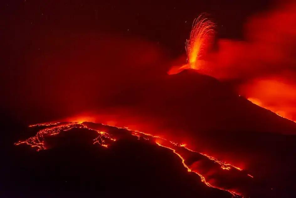 La erupción del volcán Etna deja coladas de lava impresionantes