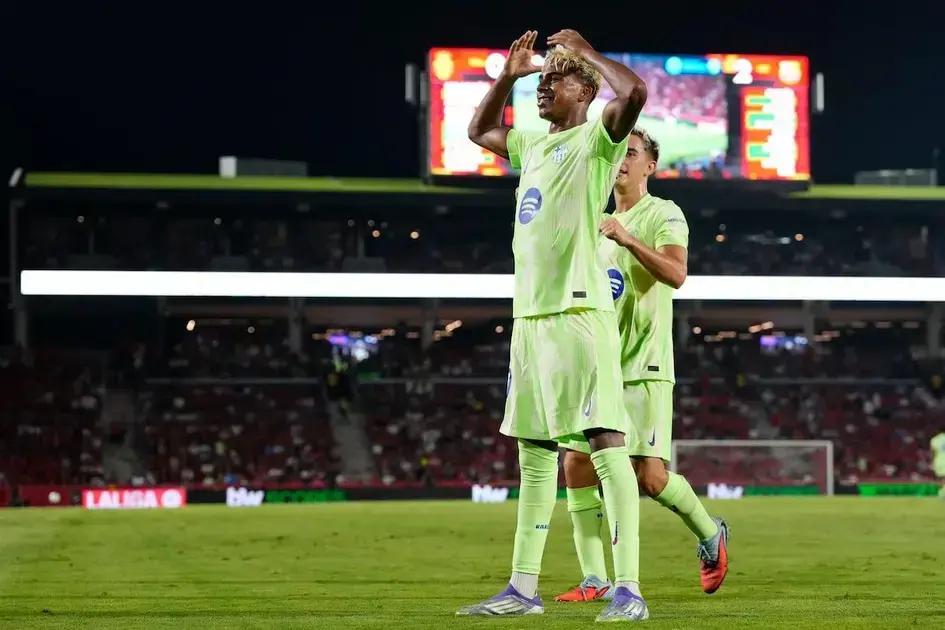 Lamine Yamal brilla con su nuevo dorsal en el debut del Barcelona