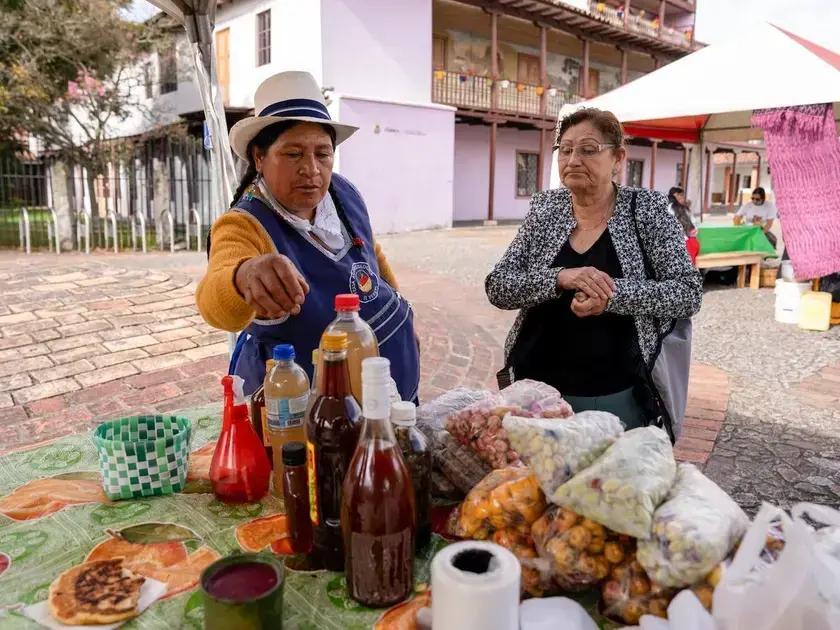 Mujeres en Ecuador revitalizan la chicha con tradiciones ancestrales