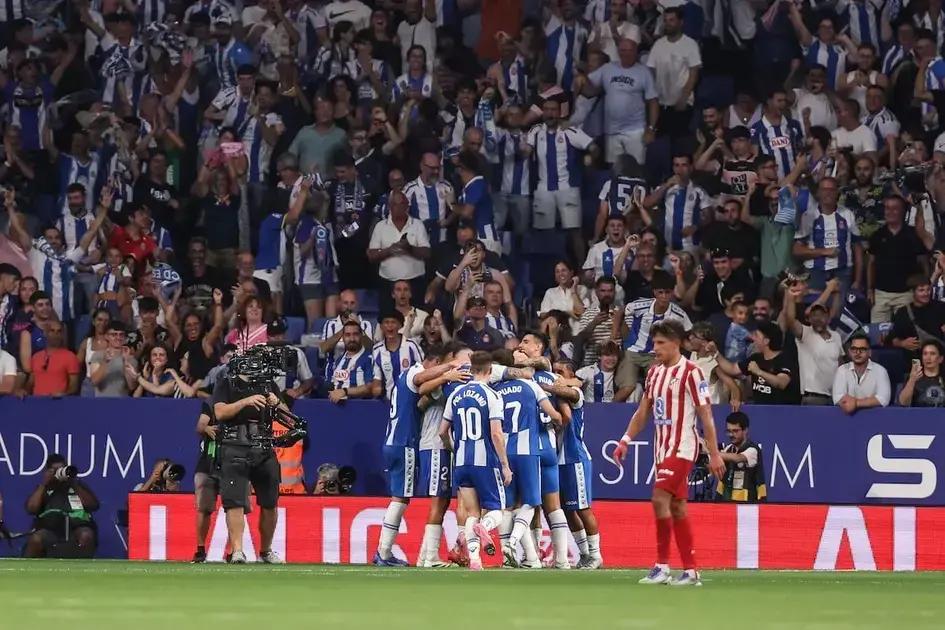 Simeone deja solo a Julián Álvarez y el Espanyol remonta en un agitado partido