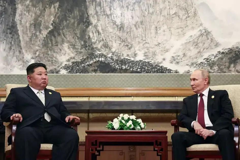 Kim Jong-un promete apoyo total a Putin en su visita a China