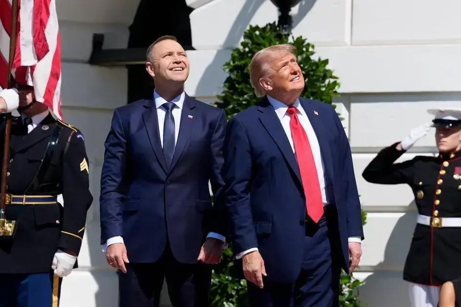 Trump defiende ataque a lancha de Venezuela acusando a narcotraficantes