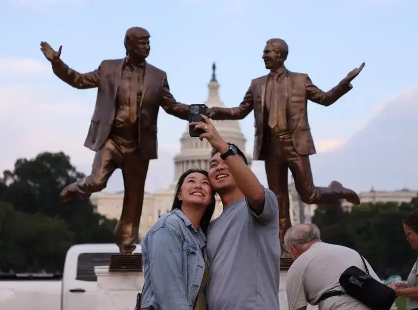 Una nueva estatua de Trump y Epstein se revela en el Capitolio