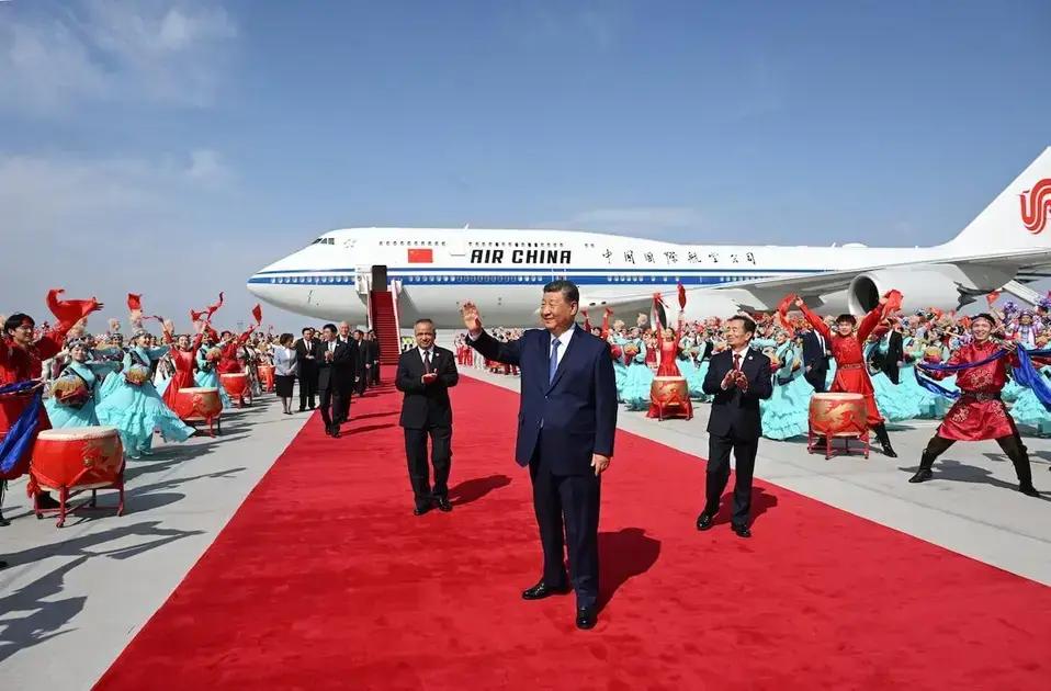 Xi Jinping celebra 70 años de control en Xinjiang con visita oficial